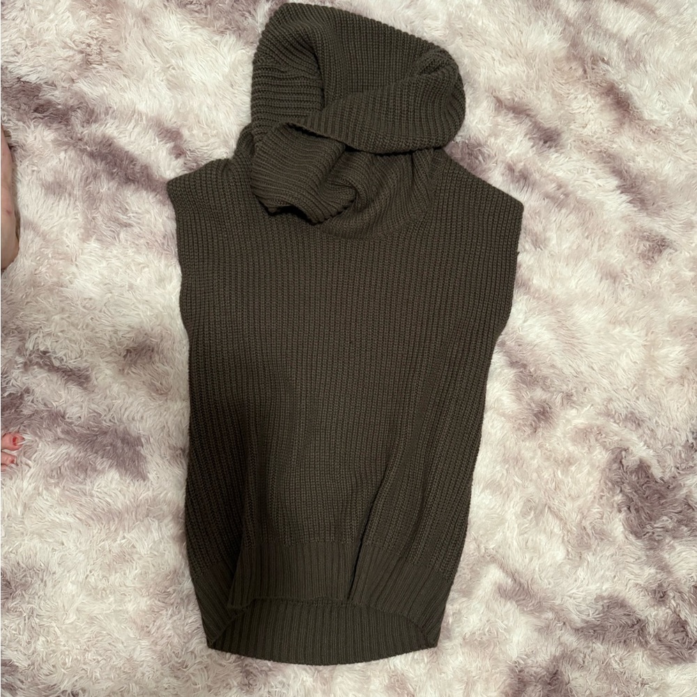 Trouve Textured Knit Sweater in Olive Brown